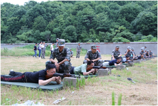 公司組織員工開(kāi)展軍事拓展訓(xùn)練活動(dòng)